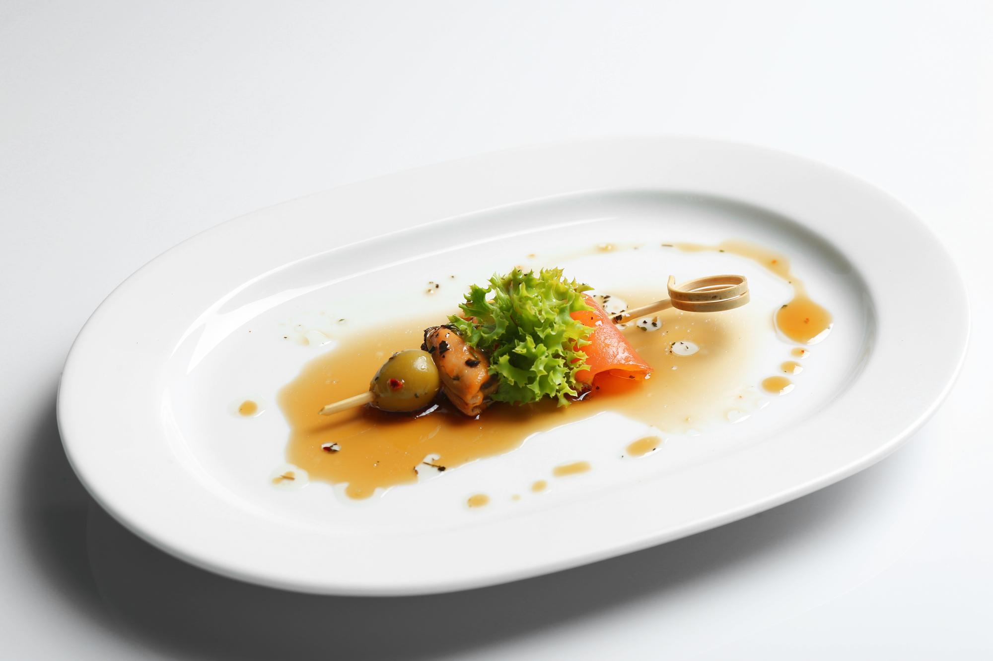 Piatto principale impiattato con cura e salsa lucida